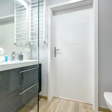 Live & Travel Number 1 *