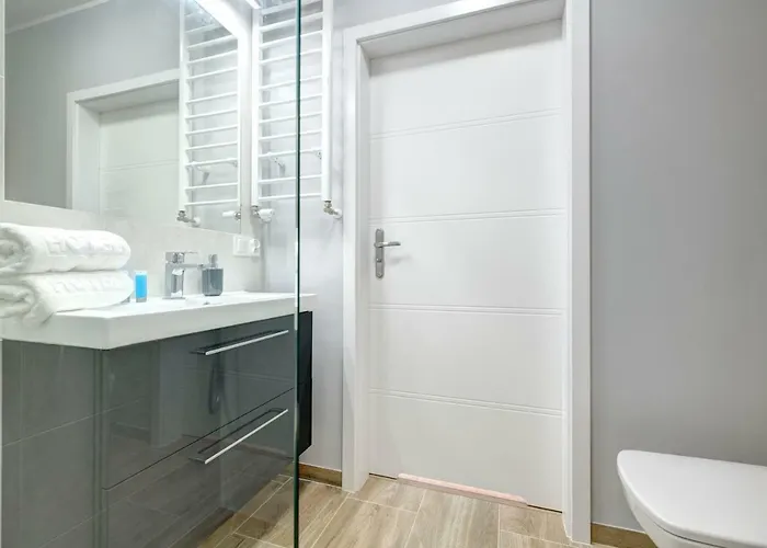 Live & Travel Number 1 *